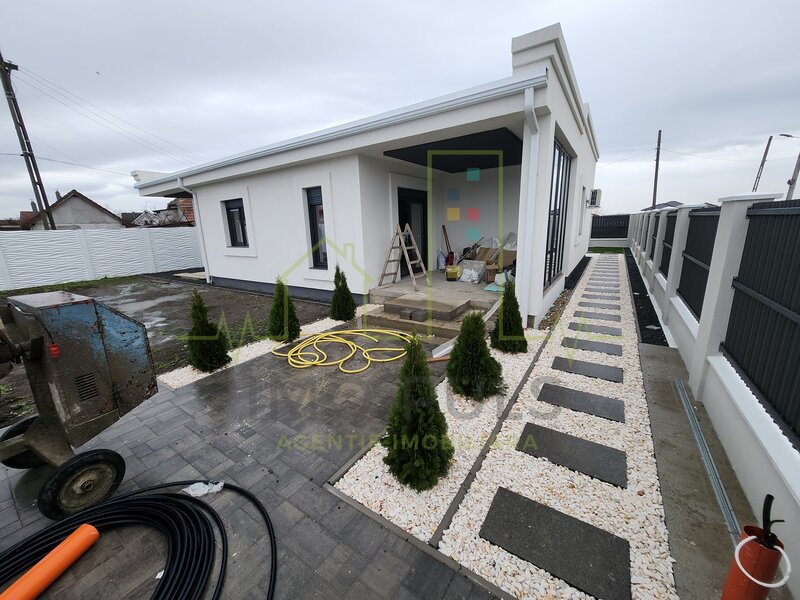 Sacalaz, casa individuala, 2 fronturi mari cu 2 porti de acces auto