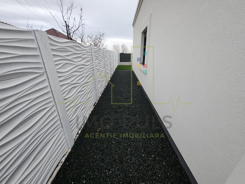 Sacalaz, casa individuala, 2 fronturi mari cu 2 porti de acces auto